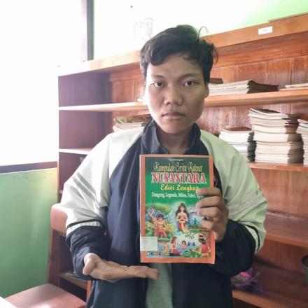 KEREN! Upaya Mahasiswa KKN Dalam Mengembalikan Eksistensi Perpustakaan Desa di Desa Kalimati. 